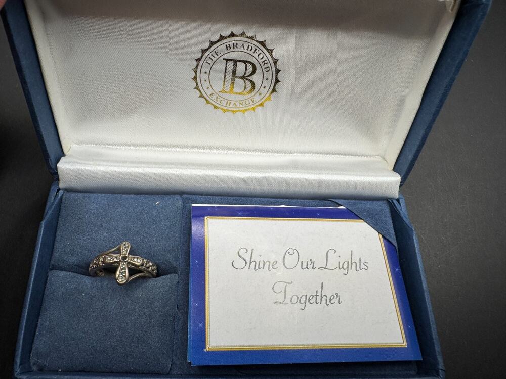 Bradford Exchange BGE Ring Silver Tone Blue Sapphire Cross Ring Sz 4.5 w/ Case